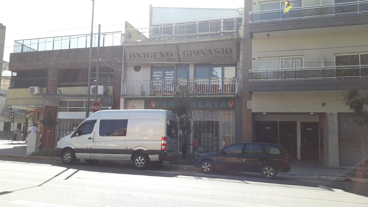 Fachada de Gimnasio Oxígeno en Av. Varela, Flores